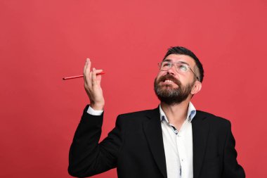 Klasik kıyafeti sakallı adam kırmızı işaret tutan