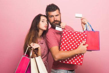 Adam şüphe ile kredi kartları tutar. Aşık Çift