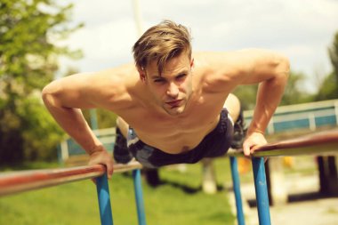 Adam kendinden emin yüz ile paralel Bar üzerinde gerçekleştirir