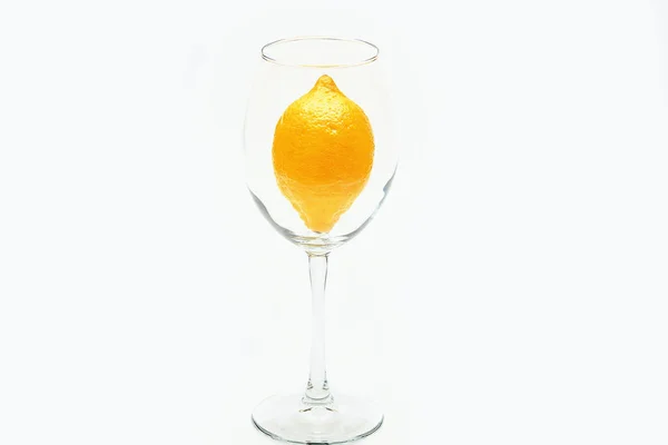 Limón amarillo fresco en vidrio aislado sobre fondo blanco — Foto de Stock