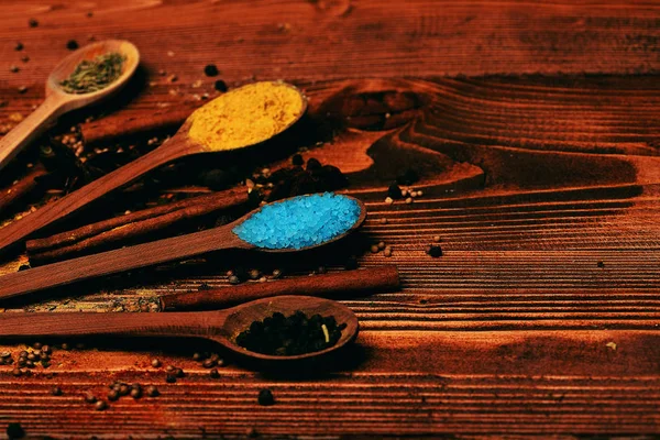 Especias aromáticas picantes en cucharas — Foto de Stock