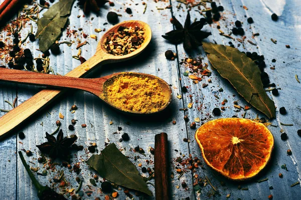 çeşitli aromatik baharat seti