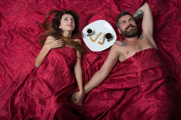 Aşk ve sex kavramı. Romantik kahvaltı sakallı — Stok fotoğraf