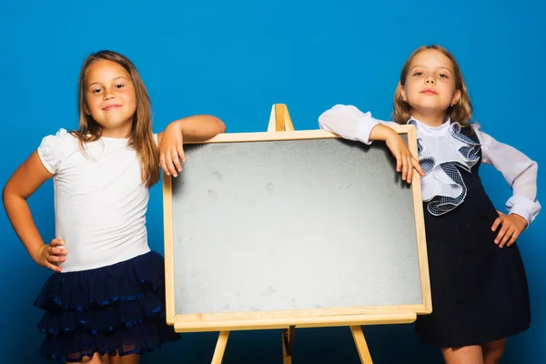 Gülümseyen yüzler ile kız öğrenciler blackboard standı — Stok fotoğraf