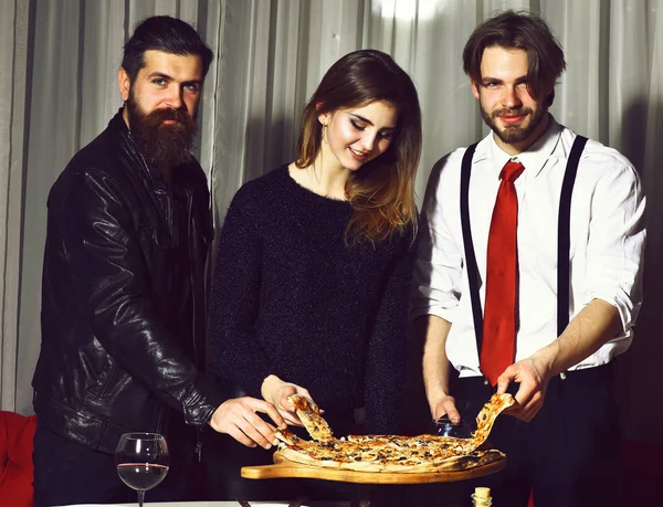 Amigos felices comiendo sabrosa pizza — Foto de Stock