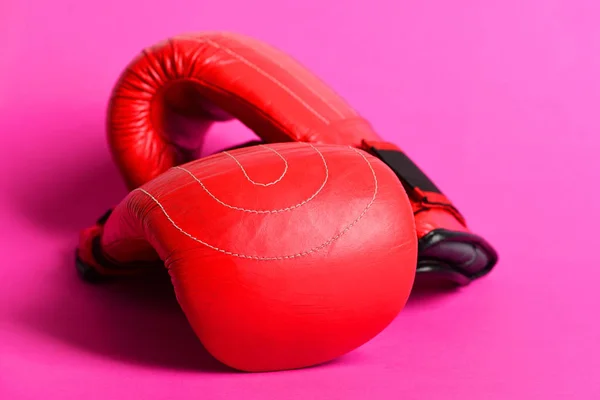 Par de guantes de boxeo brillantes en color rojo brillante —  Fotos de Stock