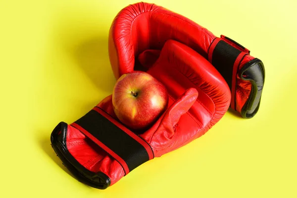 Guantes de boxeo en color rojo. Par de ropa deportiva con manzana —  Fotos de Stock