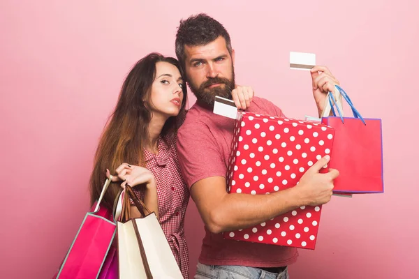 Adam şüphe ile kredi kartları tutar. Aşık Çift