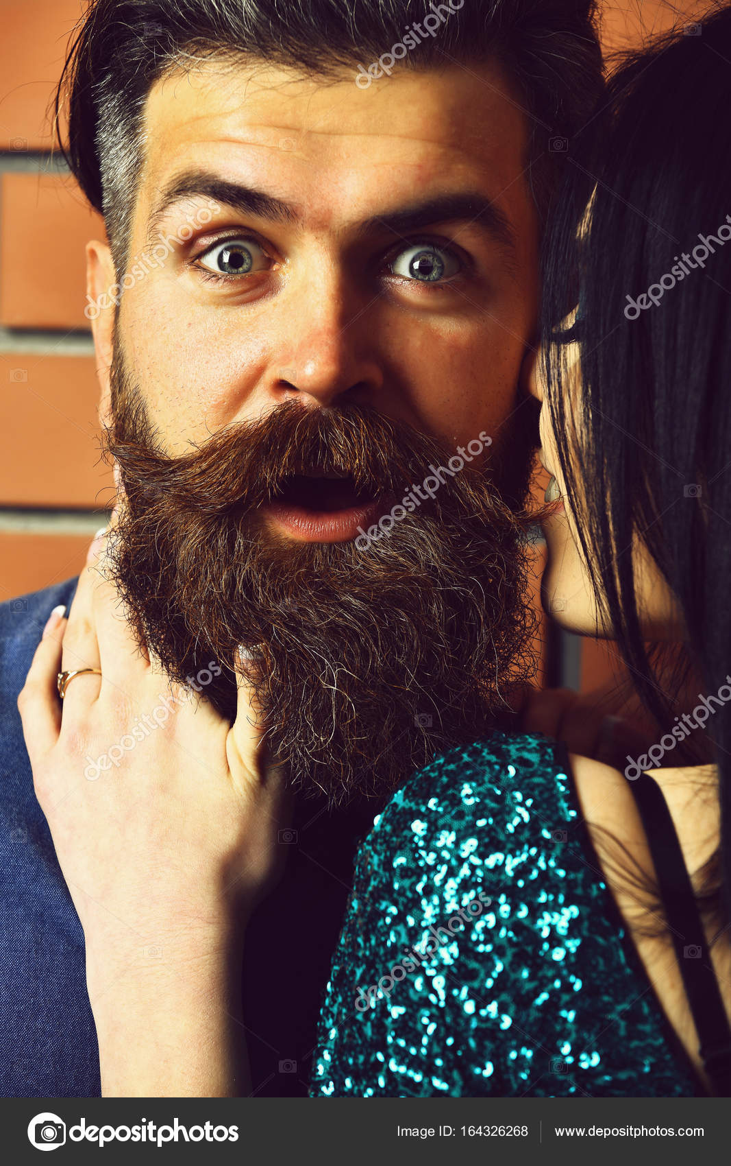 Sorprendido barbudo hombre y bastante sexy mujer: fotografía de stock ©  stetsik #164326268 | Depositphotos