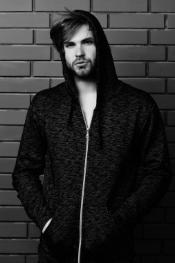 Sportif kapüşonlu genç sakallı adam kendinden emin bir görünüm