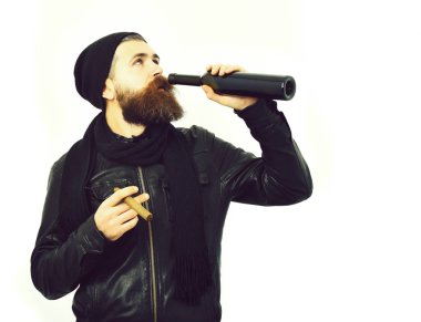 Sakallı acımasız beyaz hipster içki şişesi ve yasaktır c