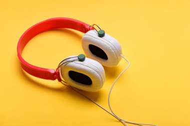 Müzik aksesuarları ve teknoloji kavramı. Modern ve şık kulaklıklar