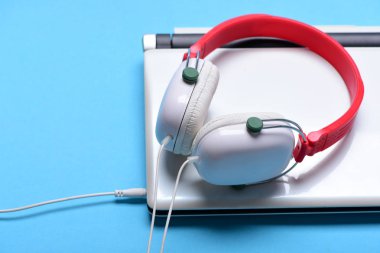 Ses kayıt fikir. Elektronik kopya alanı ile mavi arka plan üzerinde