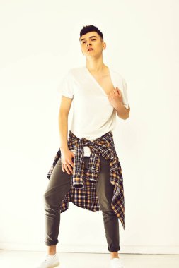 Beyaz arka plan üzerinde izole şık ciddi yakışıklı genç