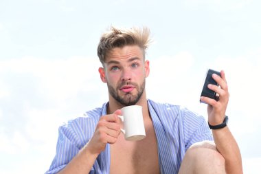 Erkek model gökyüzüne karşı poz.