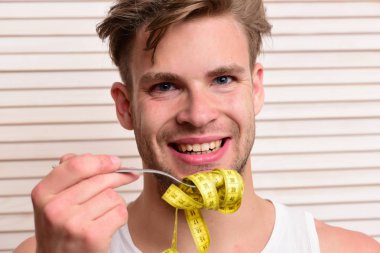 Diyet ve sağlık kavramı. Mutlu yüz adam