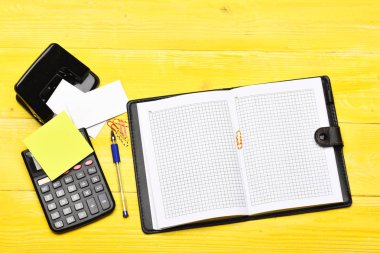 Açık defter ile boş sayfaları ve ileti örneği