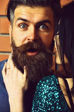 şaşırmış sakallı adam ve oldukça seksi kadın