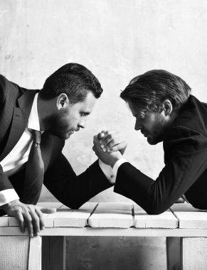 Yöneticileri. Bilek Güreşi çalışanlar arasında