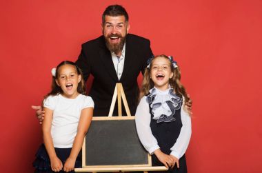 Kız öğrenciler blackboard dur. Okul üniforması giyen kızlar