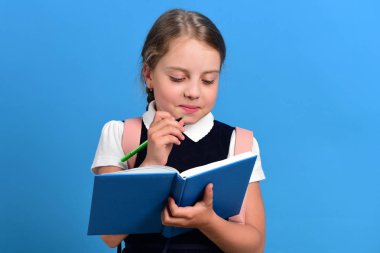 Okula ve eğitim konseptine geri dönmek. Okul üniformalı bir öğrenci.