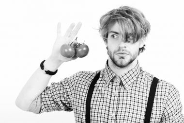 Adam şaşırmış ya da korkmuş yüz ve sakal tutar domates ile