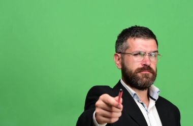 Sakal ve marker olan adam. Profesör ciddi bir yüz ile