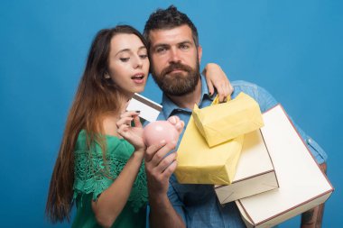 Ciddi ve baktılar aşık çift holding çanta yüzler