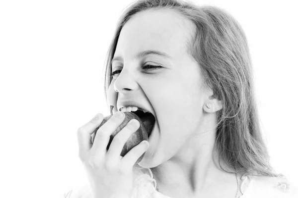 Linda chica feliz comiendo manzana roja aislado en blanco —  Fotos de Stock