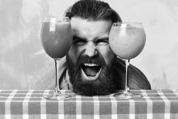 Brutalne kaukaski hipster z wąsów między tropikalny alkoholu — Zdjęcie stockowe