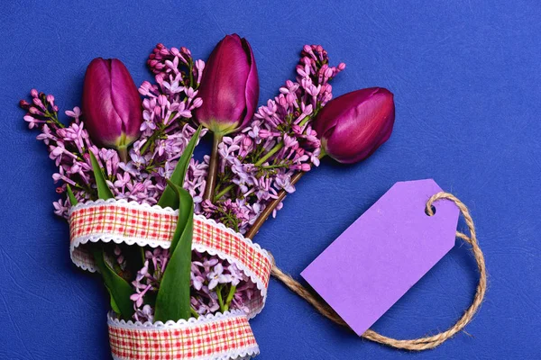 Buquê com cartão: tulipa e flores lilás com etiqueta de nota — Fotografia de Stock