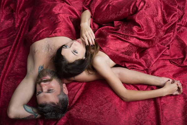 Erkek ve kadın yarısı ile kaplı el ele tutuşarak organları