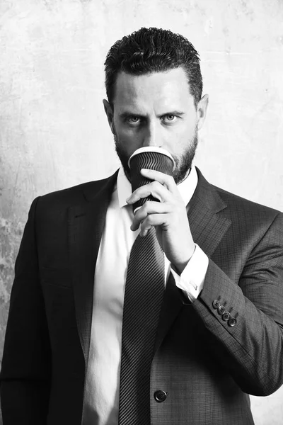 Barbudo con café de la mañana, hombre de negocios sosteniendo taza de papel — Foto de Stock