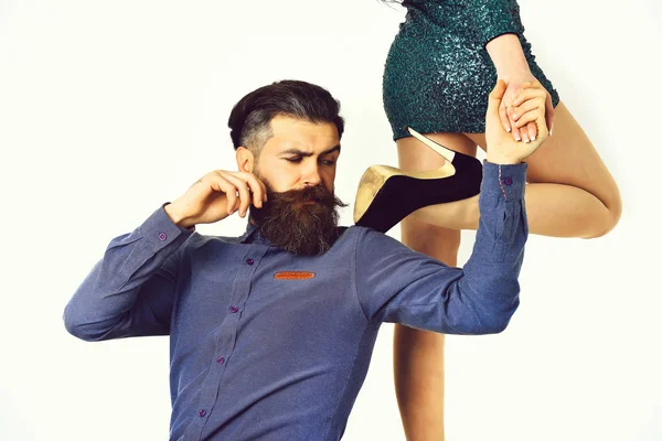 Seksi kadın bacaklı sakallı adam ciddi bir yüze sahip. — Stok fotoğraf
