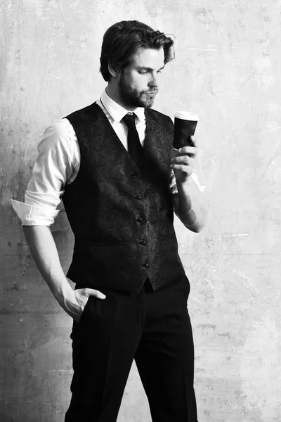 Café de la mañana, joven hombre de negocios serio sosteniendo taza de papel —  Fotos de Stock