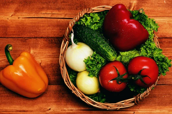 Landbouw concept, groenten, sla, tomaten, uien, paprika, — Stockfoto