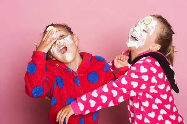 Renkli polka kızlarda pijama noktalı. Çocuk güzellik maskeleri ile — Stok fotoğraf