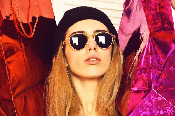 Ganska sexig kvinna i solglasögon med färgglada nuvarande paket — Stockfoto