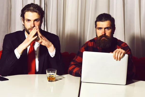 Homens barbudos, homens de negócios com copo de uísque, laptop e telefone — Fotografia de Stock
