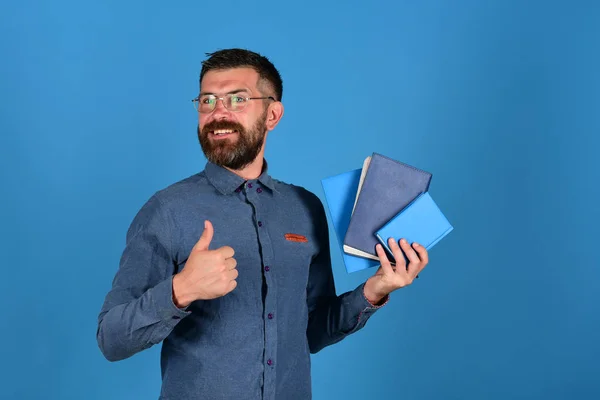 교사는 안경을 착용 하 고 노트북을 보유 하 고. 행복 한 얼굴로 교수 — 스톡 사진