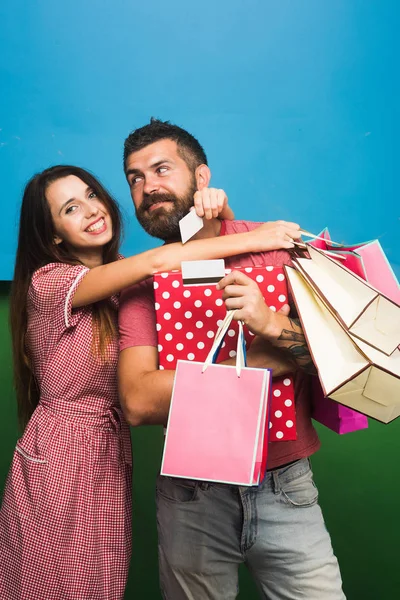 Chico con barba y señora con caras felices hacen compras —  Fotos de Stock