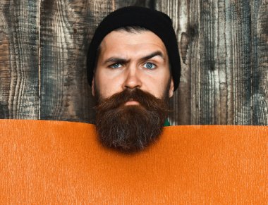 Turuncu kağıt çarşaflı vahşi beyaz hippi sakallı.