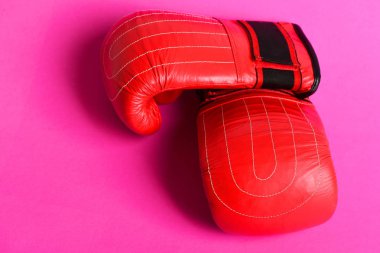 Çift birbirlerine karşı koymak kırmızı kutu eldiven