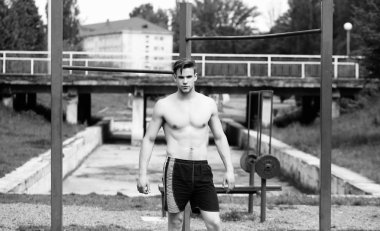 Ciddi yüzlü sporcu spor sahasında duruyor