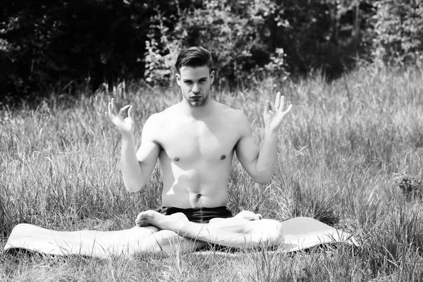 Begreppet yoga presenteras av mannen med naken överkropp — Stockfoto