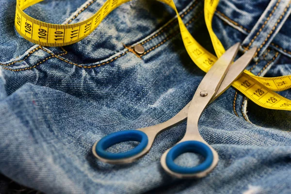 Ножницы на джинсах как создание одежды и дизайн концепции — стоковое фото