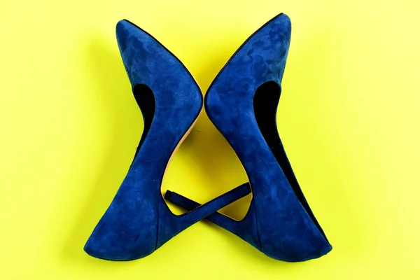 Elegante sapatos de camurça azul no fundo amarelo — Fotografia de Stock