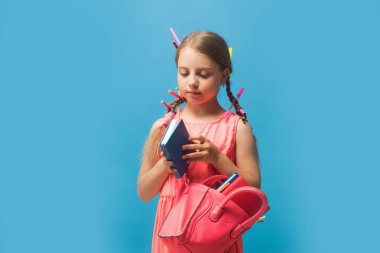 Uzun örgülü gözbebeği, mavi arka planda izole edilmiş.