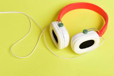 Plastik müzik için kulaklık. Kulaklıklar beyaz, kırmızı