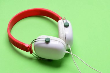 Plastikten yapılmış müzik kulaklığı. Hobi, eğlence ve müzik